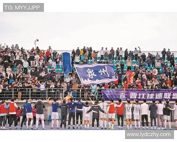 退役足球明星们重聚一堂合影留念展现昔日辉煌与友谊的美好瞬间 退役足球明星们重聚一堂合影留念展现昔日辉煌与友谊的美好瞬间