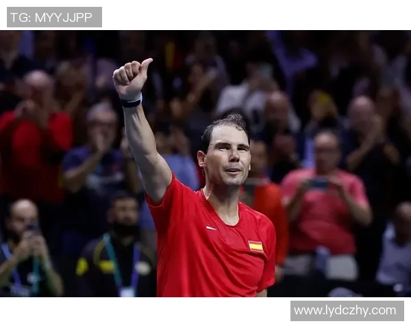 7号足球明星戴发带的时尚风潮与球场表现的完美结合